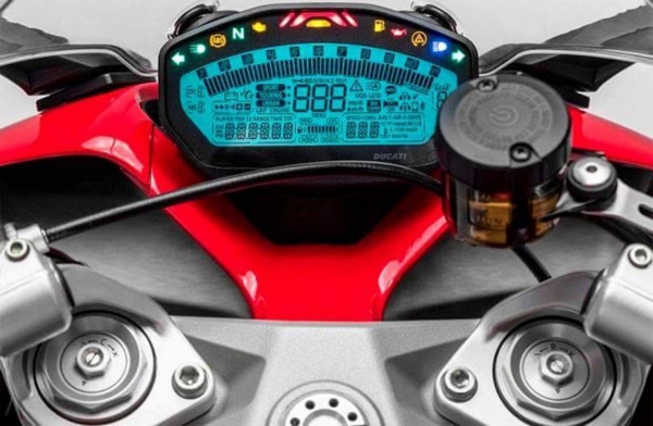 2017-Ducati-SuperSport-INTERMOT-leak-02_0.jpg
