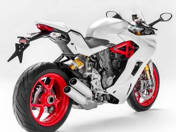 2017-Ducati-SuperSport-INTERMOT-leak-03_0.jpg